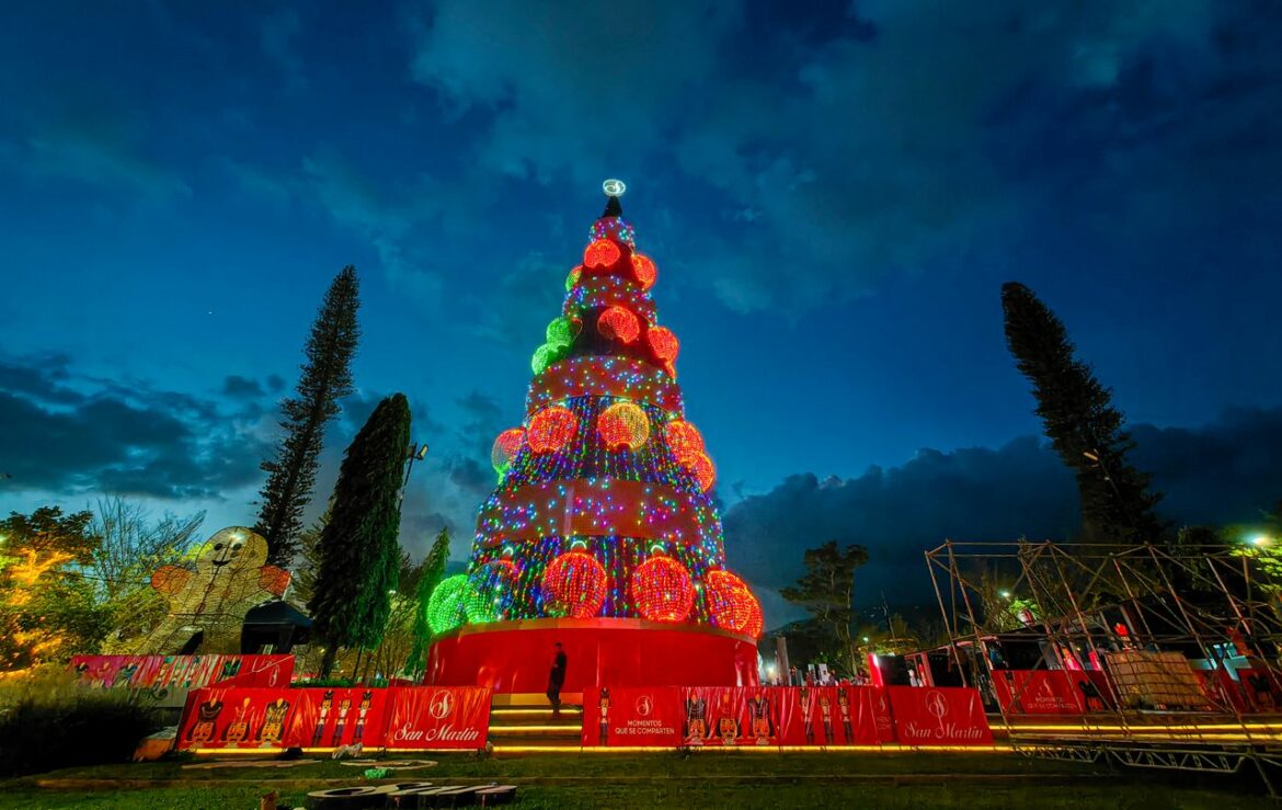 ¿Cuándo encenderán el «gigantesco» árbol de Navidad colocado en la plaza Salvador del Mundo?