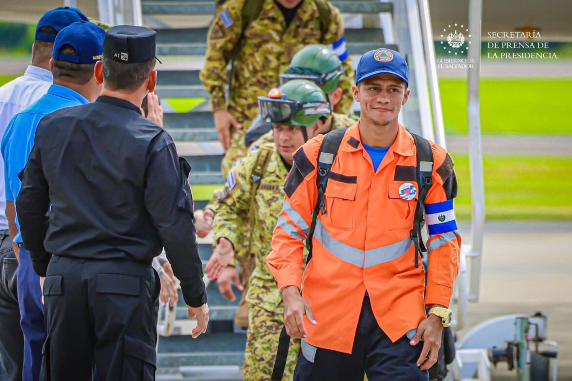 Así fueron recibidos en el Aeropuerto Internacional de El Salvador los equipos operativos de asistencia humanitaria en Costa Rica
