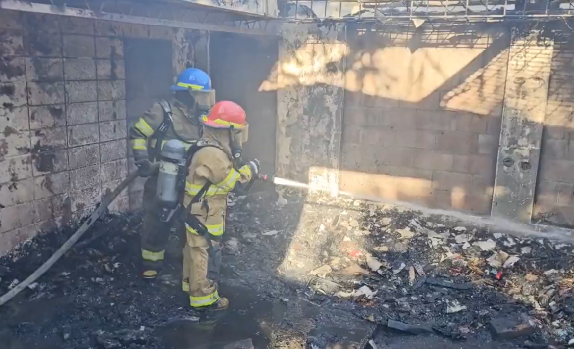 Se registró un incendio en una estructura en desuso