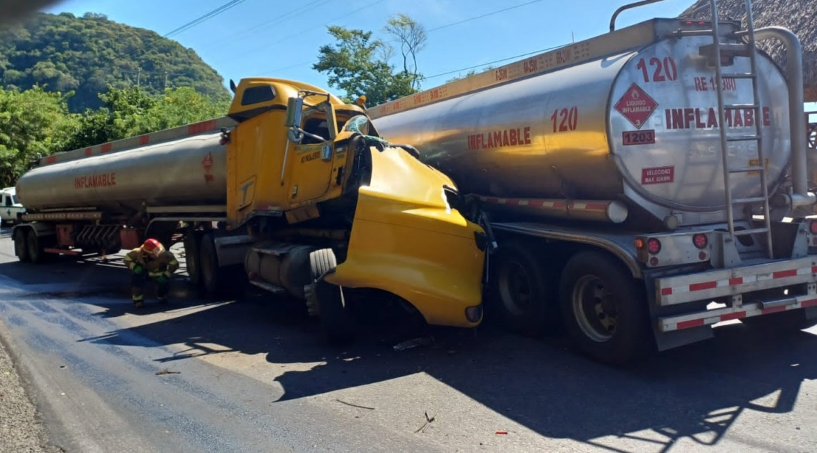 Un conductor murió tras un siniestro vial entre dos camiones cisterna de combustible