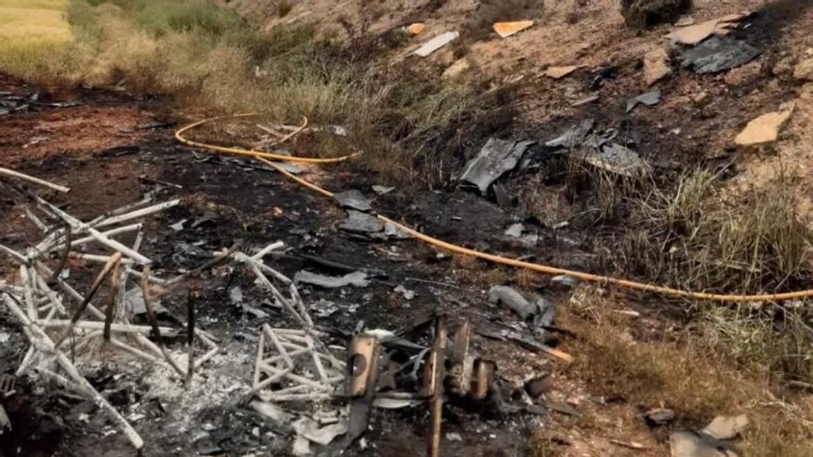 Dos pilotos militares mueren al estrellarse avioneta en una zona poblada de Ecuador
