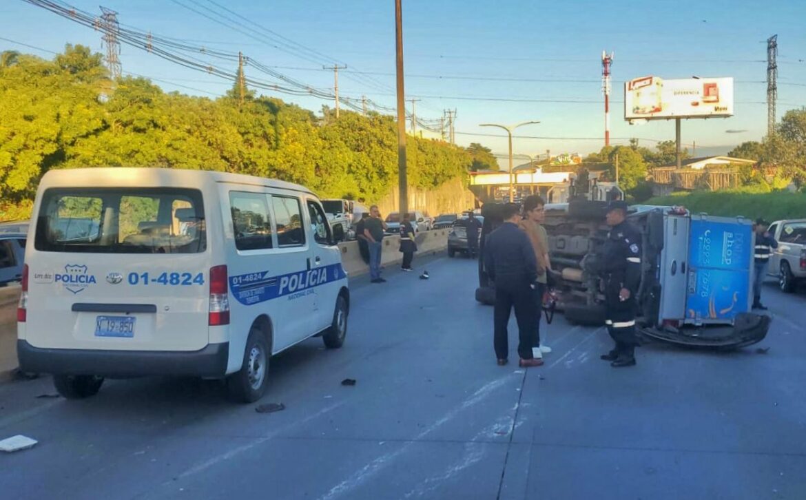 Dos vehículos colisionaron en el bulevar Monseñor Romero