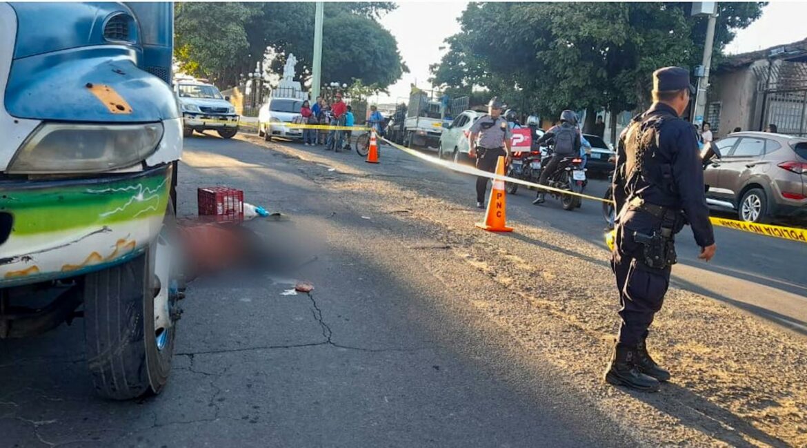 Ciclista falleció al ser embestida por un autobús en Santa Ana