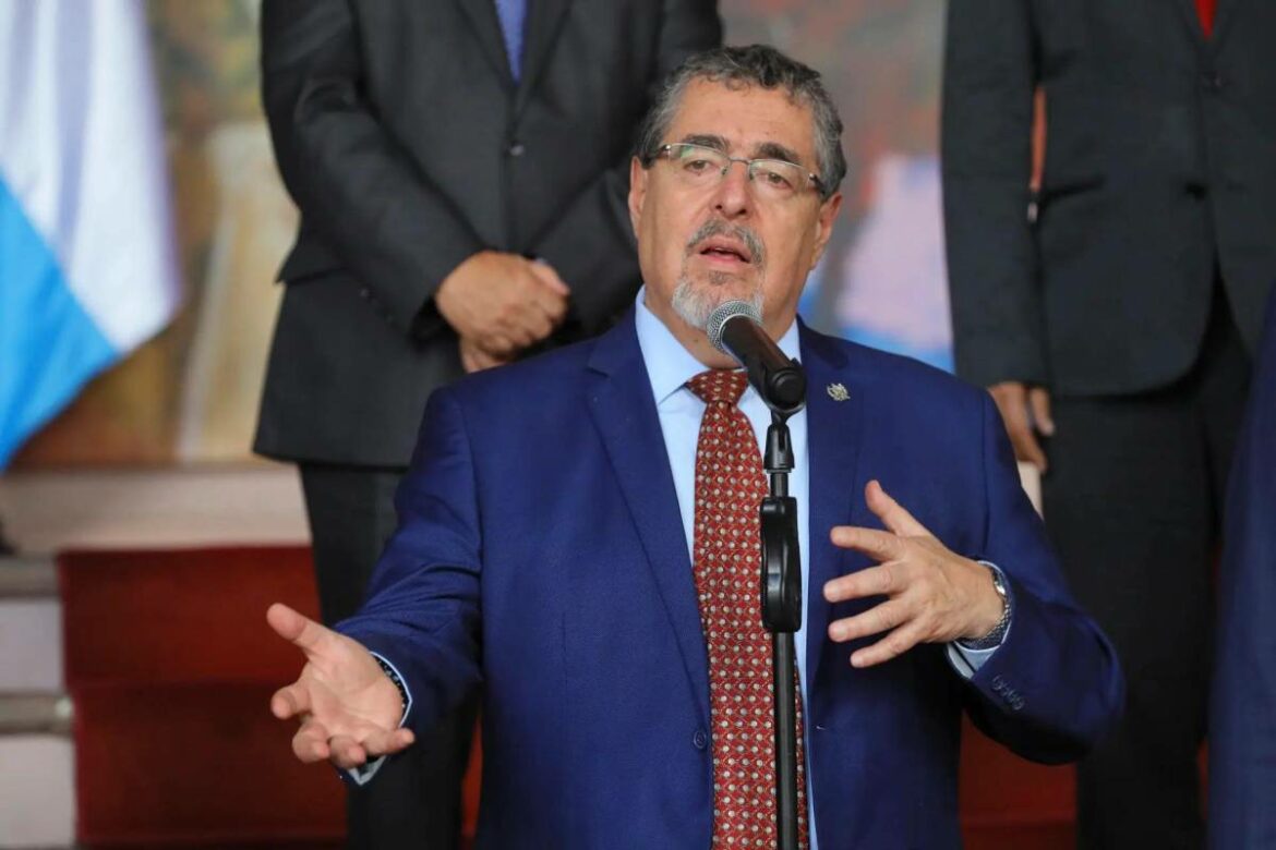 Juez ordena cancelar partido político de presidente de Guatemala