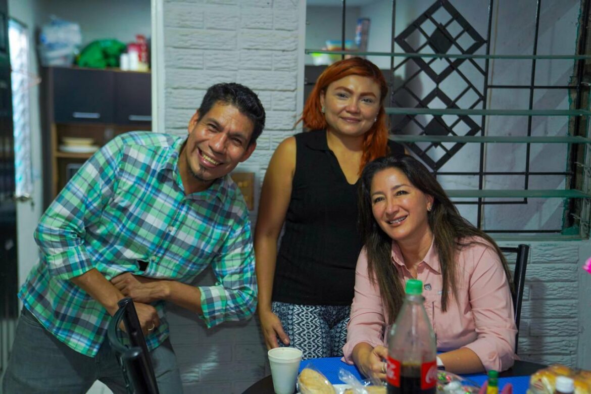 Esposos que perdieron a sus dos hijas en un derrumbe reciben a ministra Sol en su nueva vivienda