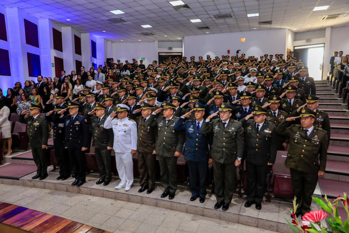 144 oficiales superiores se graduaron de la Licenciatura en Administración Militar