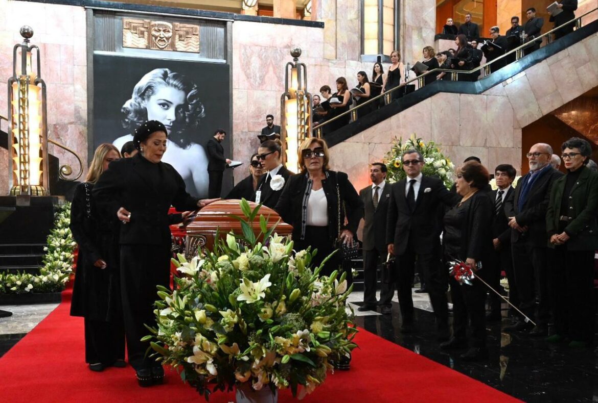 Silvia Pinal es despedida con un emotivo homenaje en Bellas Artes