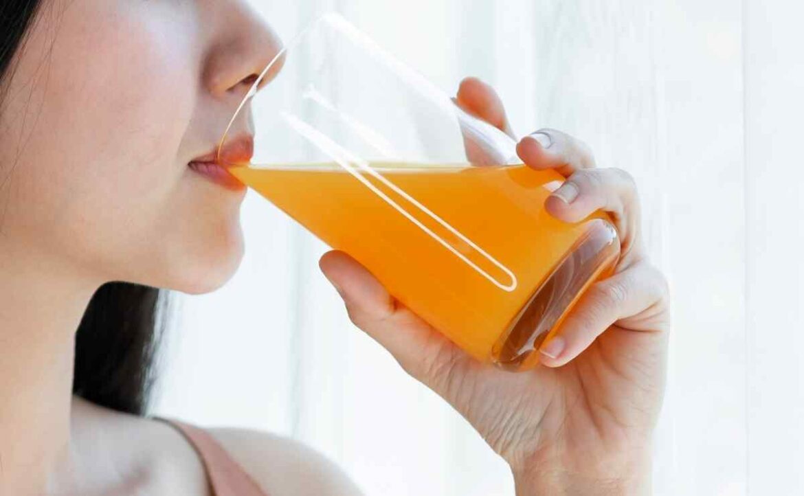 Bebidas azucaradas aumentan riesgo de enfermedades crónicas: tomar jugo es como comer 7 cucharadas de azúcar