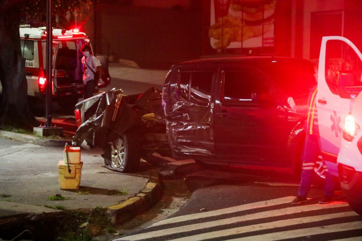 Cuatro personas resultaron lesionadas en un percance vial registrado en San Salvador