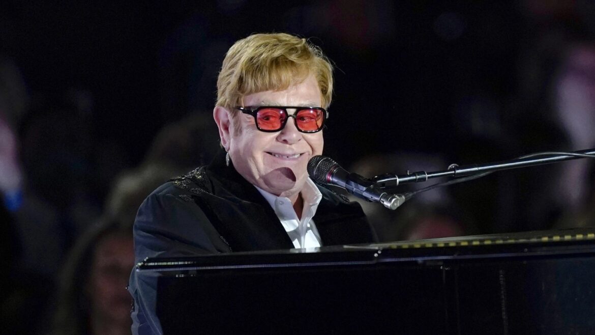 Elton John afirma que no pudo ver su musical por una infección en el ojo