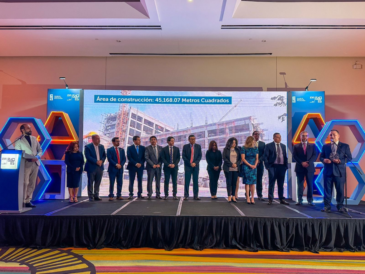 «Un logro histórico», dijo Delgado tras la FGR recibir el premio a «Mejor Edificación en Altura»