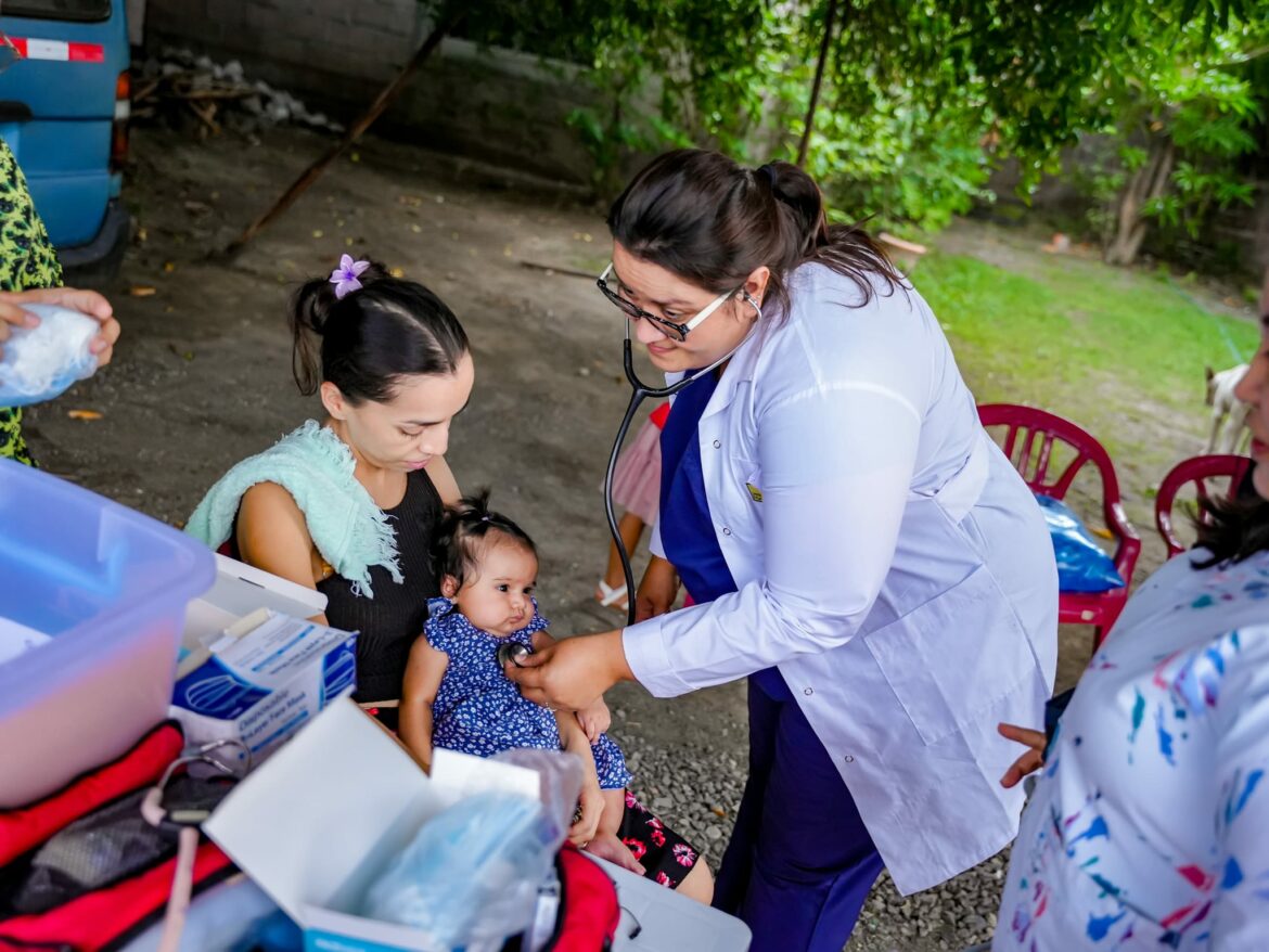 Alcaldía de San Miguel Centro lleva atención médica a las comunidades cercanas del «sospechoso incendio en el relleno sanitario»