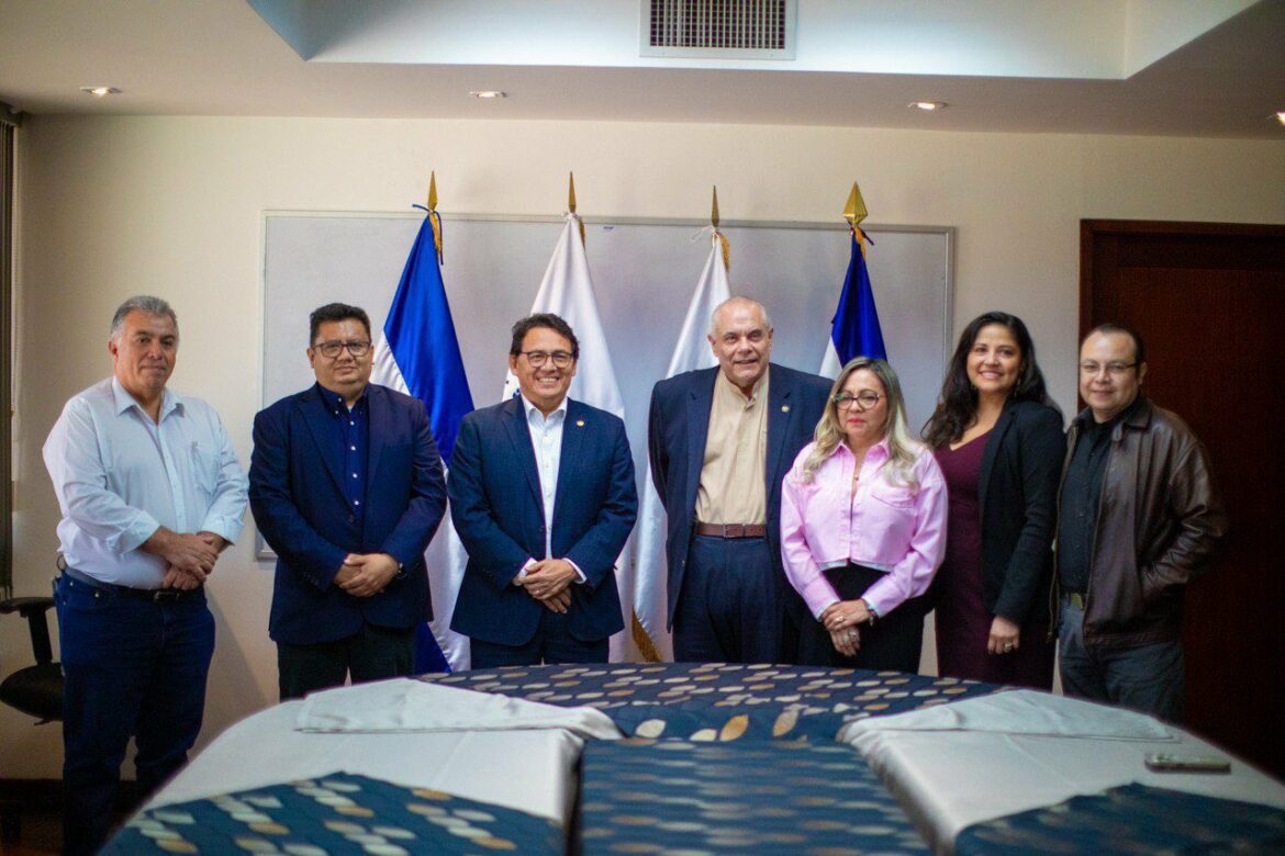 CONAMYPE y el Ministerio de Educación firman convenio de cooperación para capacitar al menos a 500 docentes