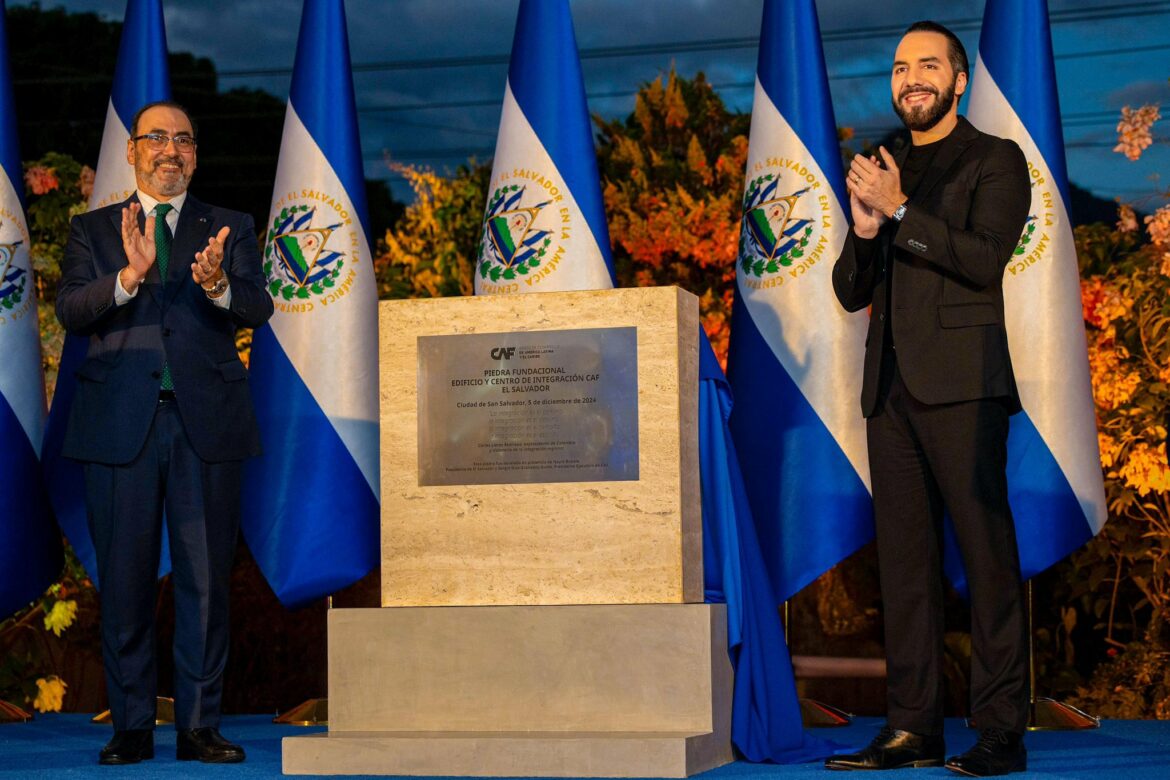 Develan la piedra fundacional del primer Centro de Integración del CAF en El Salvador