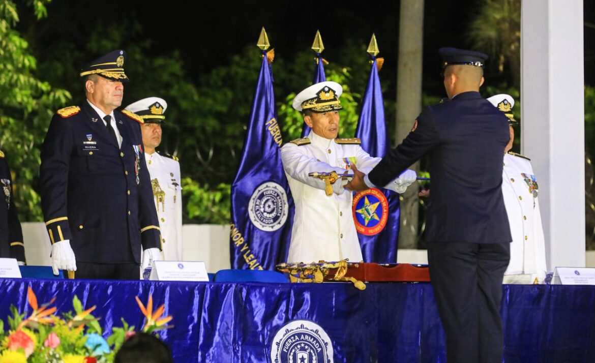 Ministro Merino Monroy presidió la graduación de cadetes de la Escuela Militar