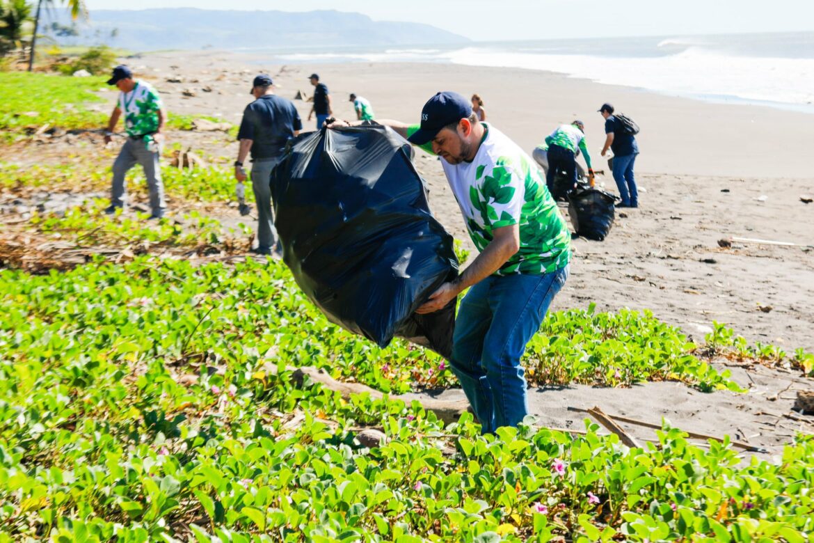 El MARN y el ISSS realizan una jornada de limpieza en la Playa Barra Ciega