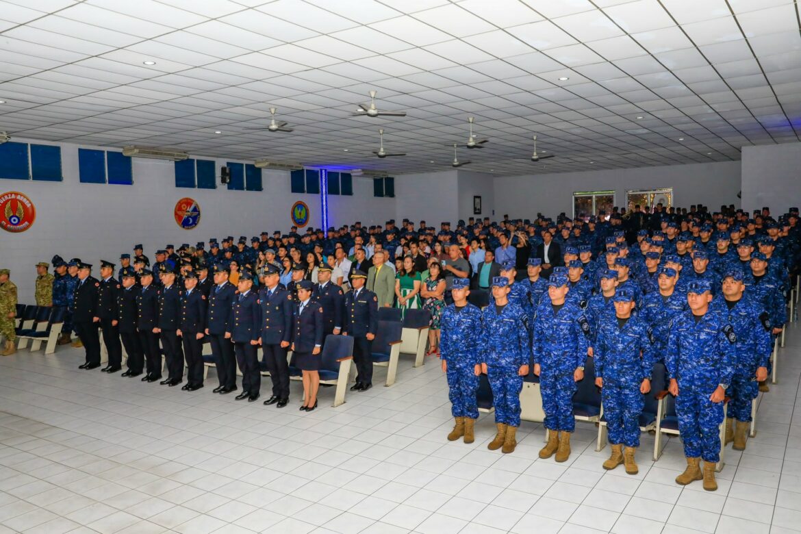 Oficiales reciben alas de piloto aviador militar básico, avanzado y comandante