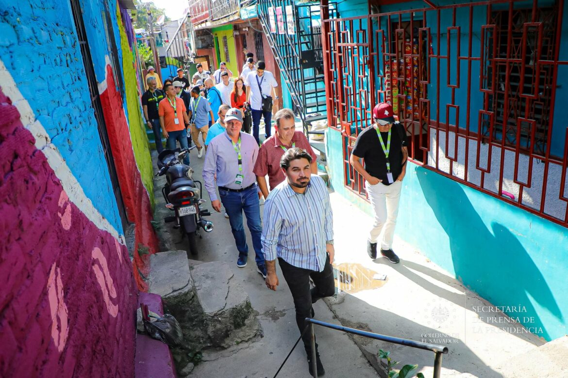 Delegaciones de Perú y Costa Rica recorren las comunidades de Mejicanos para conocer sobre la seguridad que vive la población