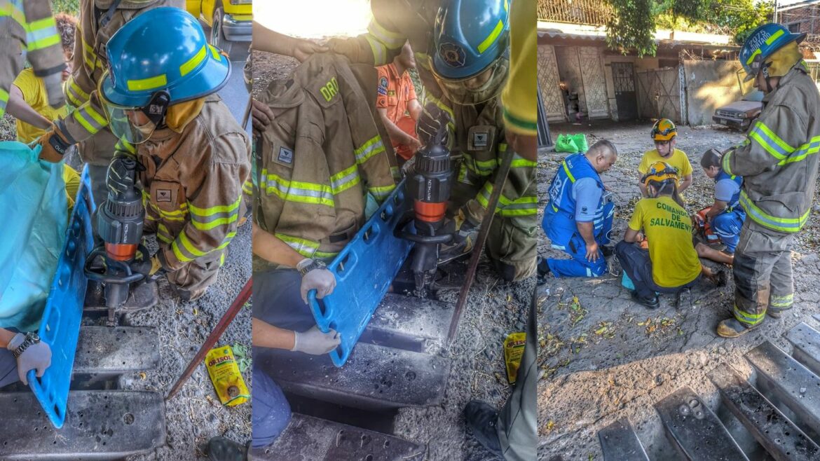 Bomberos ejecutan rescate crítico a una mujer que quedó atrapada entre rejas de alcantarilla