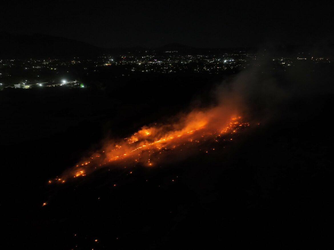 Bomberos atiende incendio en cañal ubicado en la zona limítrofe entre Apopa y Nejapa