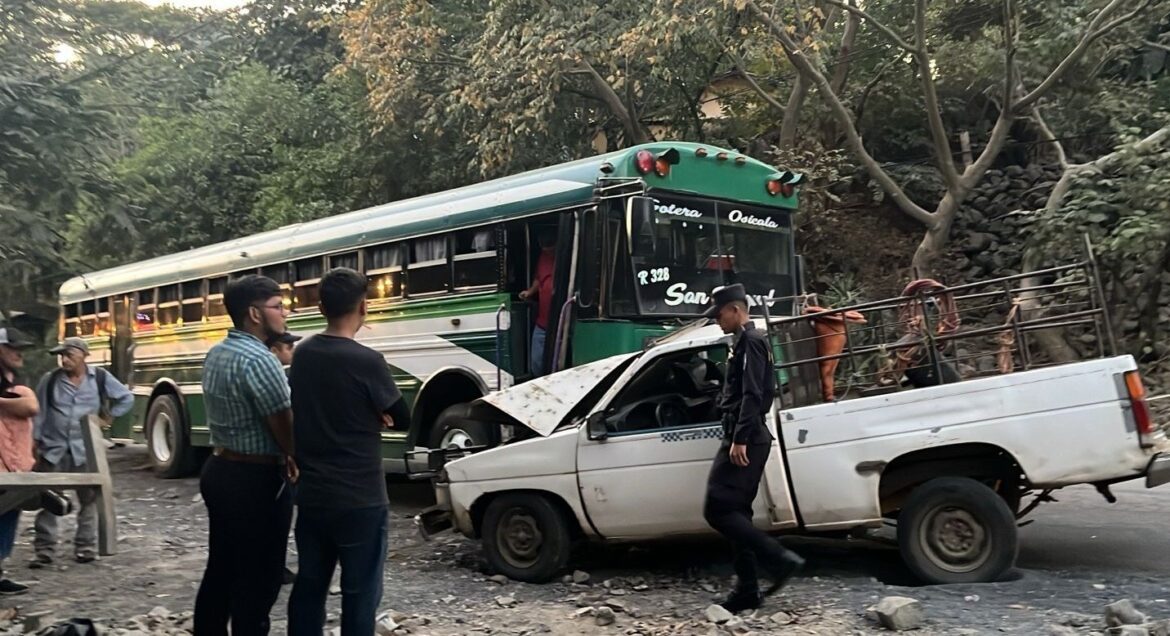 Pick up impacta con un bus en carretera Ruta de La Paz