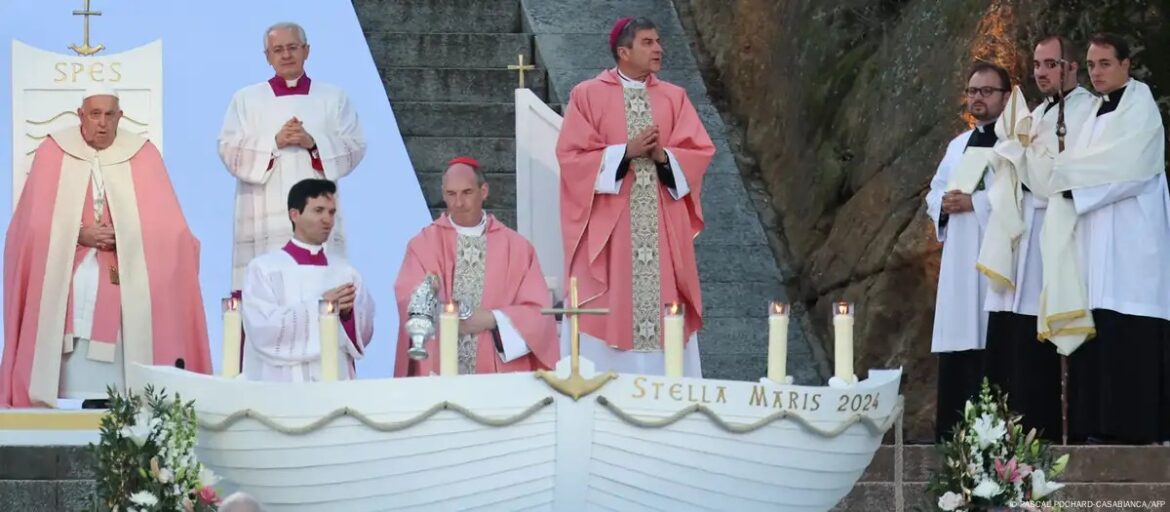 El Papa concluye su visita a Córcega con misa multitudinaria