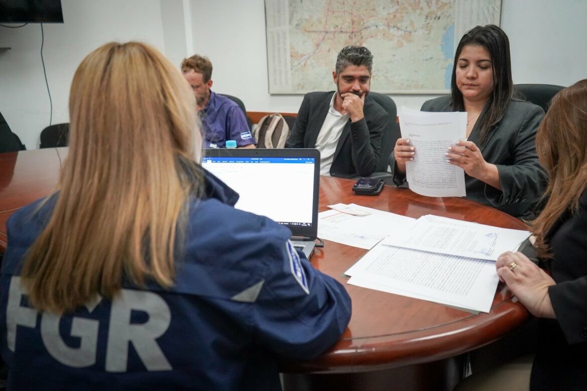 Empresa encargada del proyecto Los Chorros, entregó el primer cheque a uno de los trabajadores que sufrió lesiones