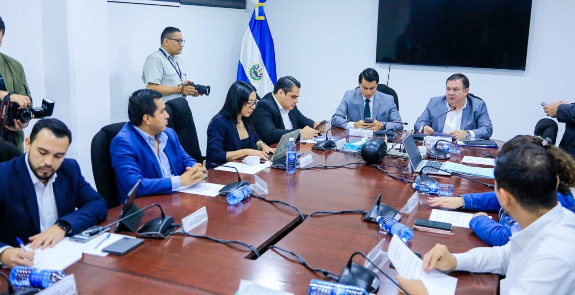 Comisión de Hacienda emite dictamen favorable al Presupuesto y la Ley de Salarios de la Asamblea Legislativa 2025