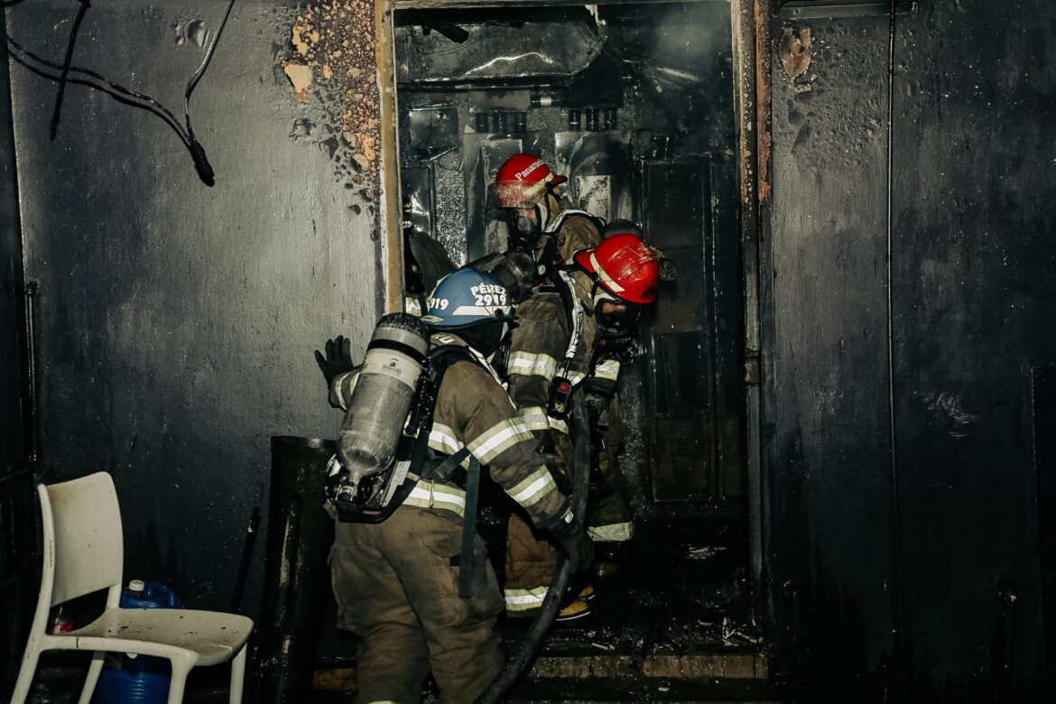 Se incendia restaurante en la calle Los Sisimiles, San Salvador