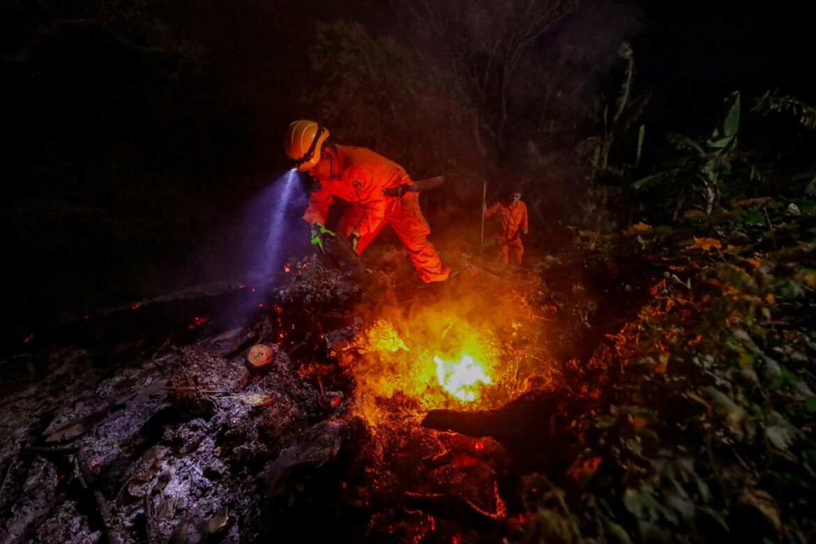 Controlan incendio en un terreno con maleza seca en La Libertad