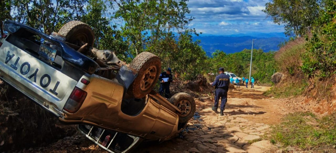 Cinco heridos tras vehículo volcar en San Lucas, Morazán