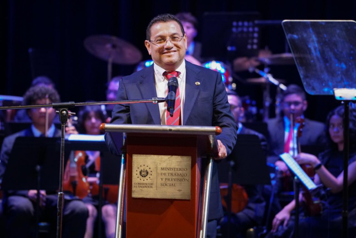 Aguinaldo, propinas y temas laborales de interés: el ministro Castro responderá a dudas en vivo