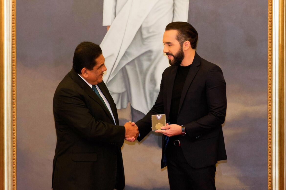 Pdte. Bukele ante homenaje que FESIARA realizó a su padre Dr. Armando Bukele Kattán: “Mi padre no solo era un hombre inteligente, era un genio»