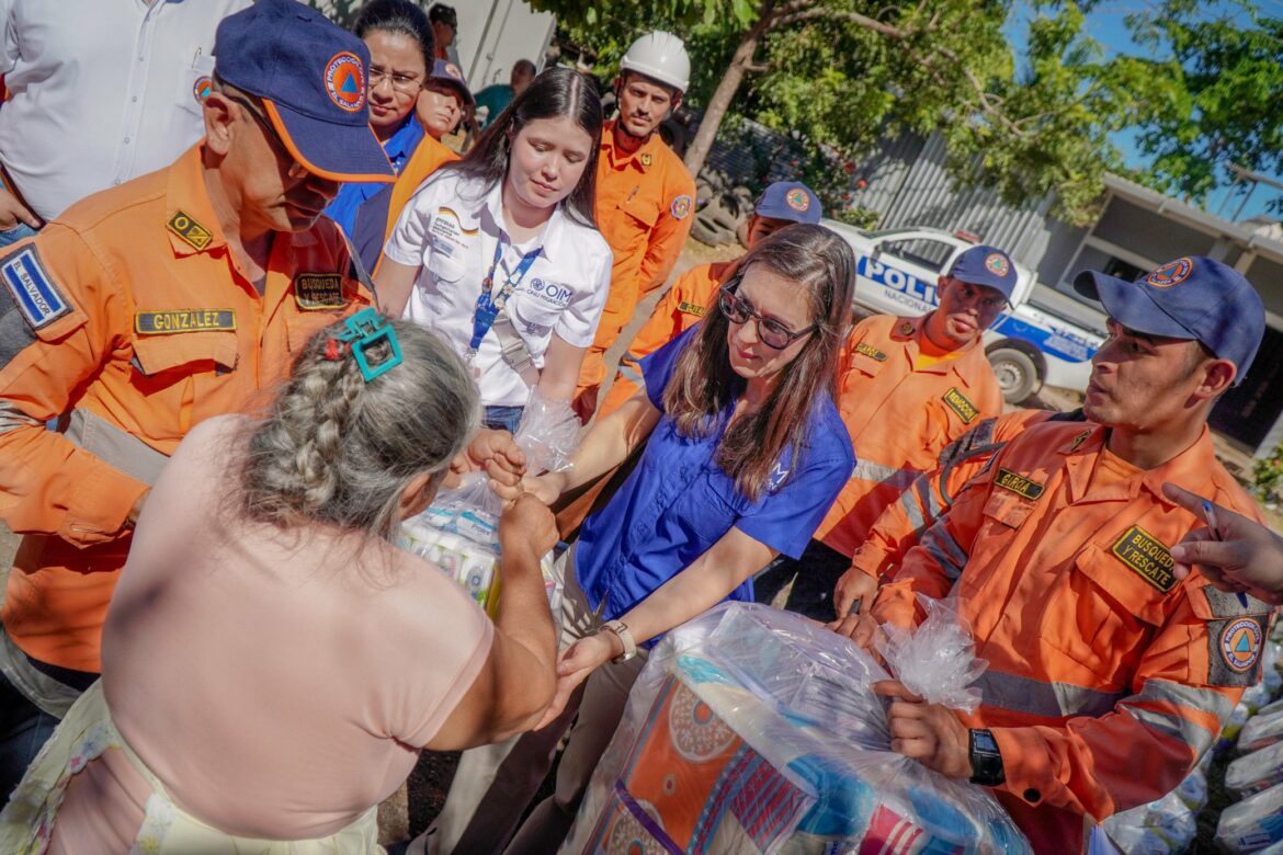 Protección Civil entrega ayuda humanitaria a personas afectadas por la actividad sísmica en Conchagua