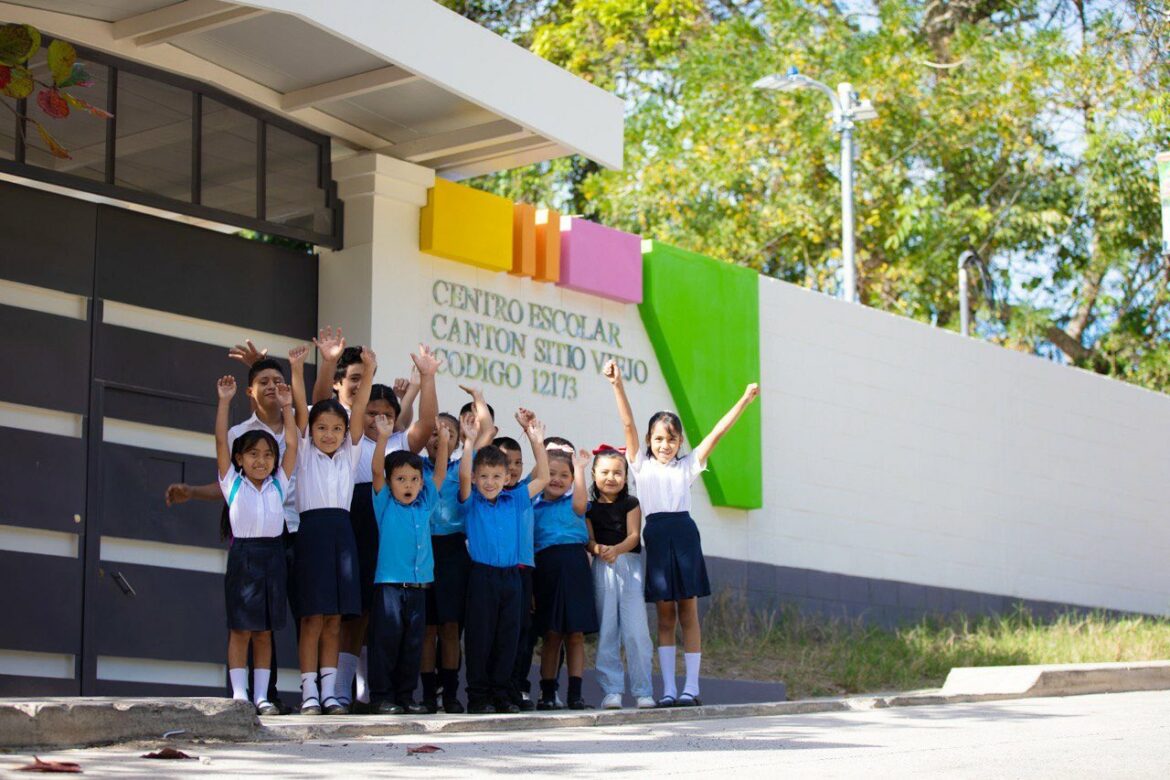 Entregan infraestructura renovada y moderna del Centro Escolar Cantón Sitio Viejo
