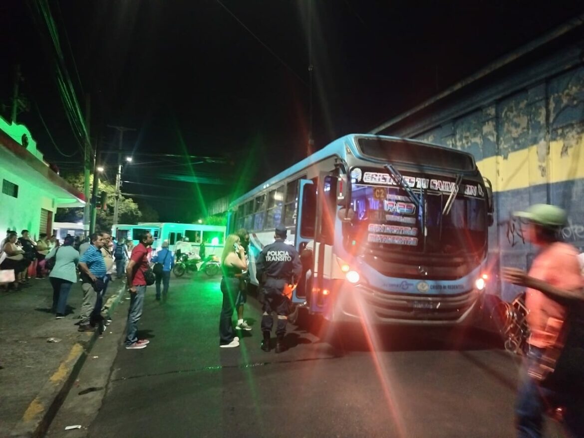 Una persona fue atropellada en el centro de San Salvador