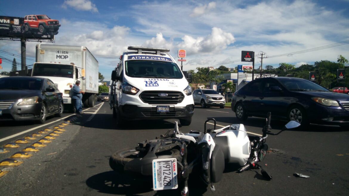 Tres hombres resultaron lesionados en percance vial