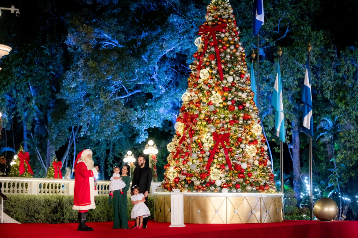 La familia Bukele encendió el árbol de navidad en Casa Presidencial