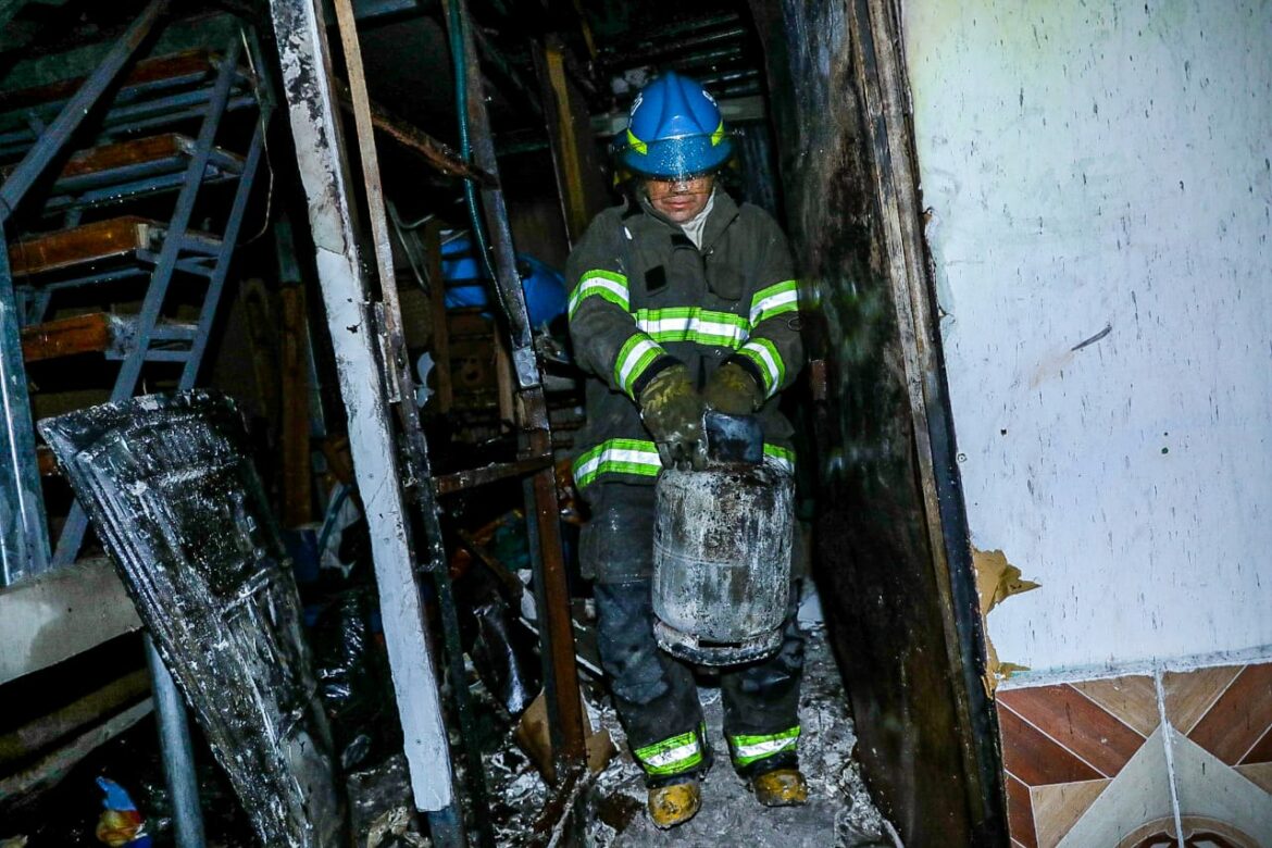 Incendio en un mesón en el barrio San Esteban, San Salvador