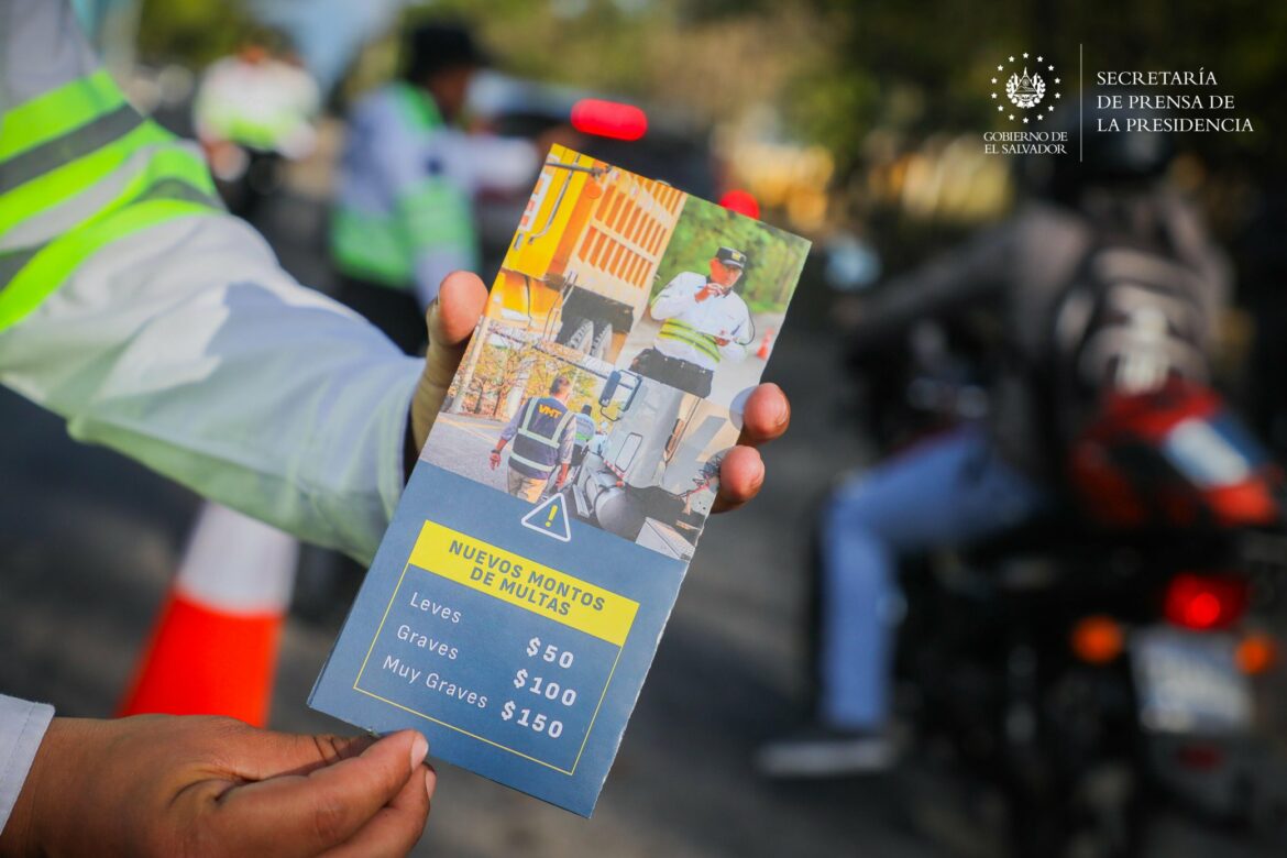 Equipos del VMT entregan volantes informativos sobre las reformas a la ley de tránsito