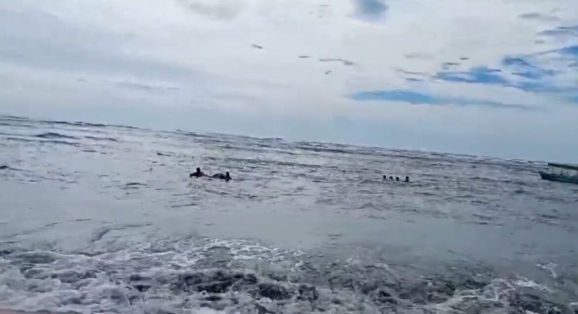 EN VIDEO: Guardavidas de Protección Civil rescatan a 5 personas en la playa La Puntilla, La Paz