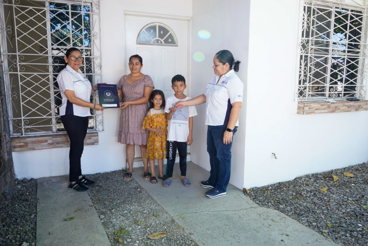Gobierno entrega vivienda a familia que vivía donde se construirá el Aeropuerto del Pacífico