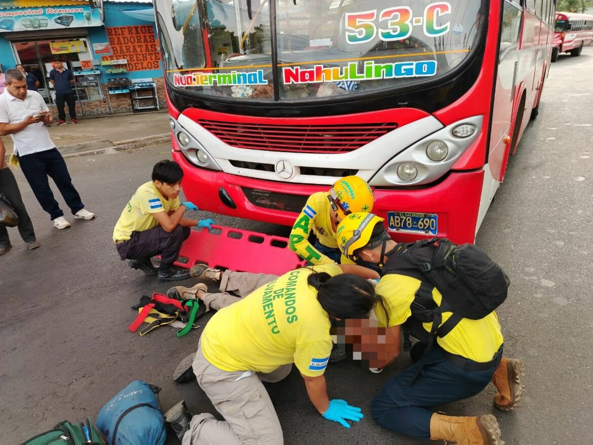 Adulto mayor atropellado por un autobús en Sonsonate
