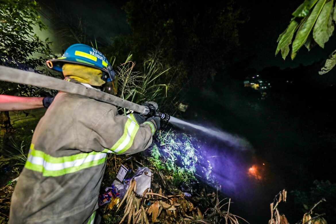 Bomberos sofocó incendio de maleza seca en la colonia IVU, San Salvador