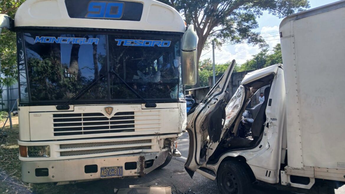 Un camión chocó con un bus de la ruta 90 en San Miguel