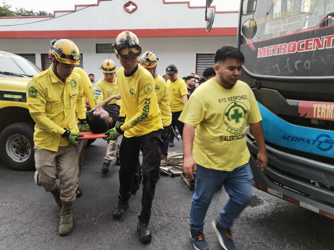Un hombre fue atropellado por un autobús de la ruta 29 en San Salvador