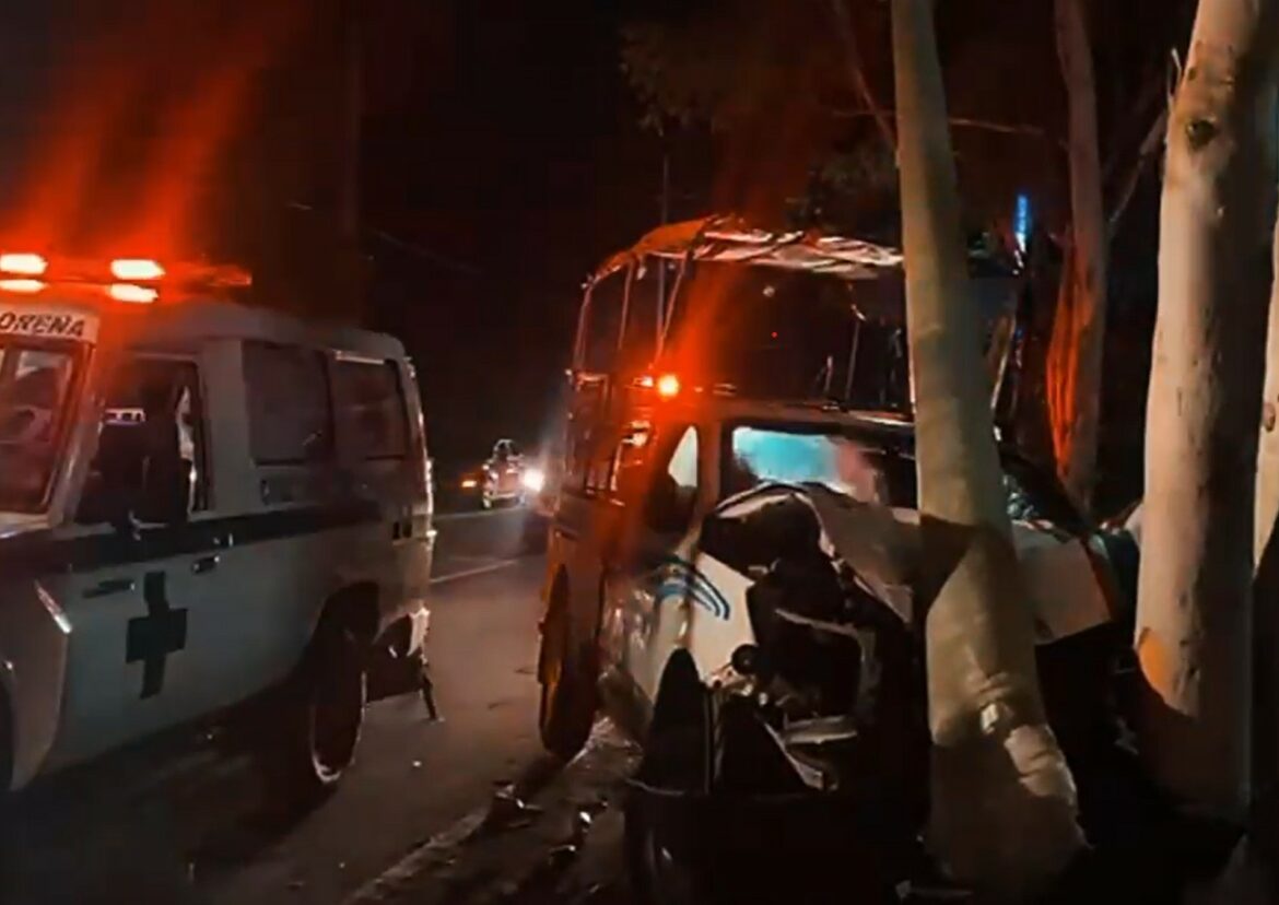 Cuatro personas resultaron lesionadas luego que en el auto que se conducían chocara con un poste