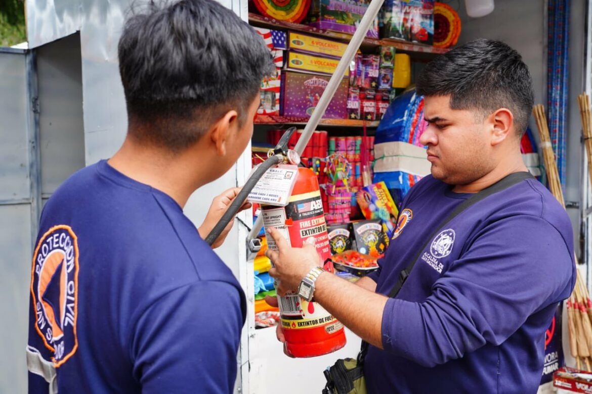 Alcaldía de San Salvador Centro inspecciona puestos autorizados para la comercialización de pólvora