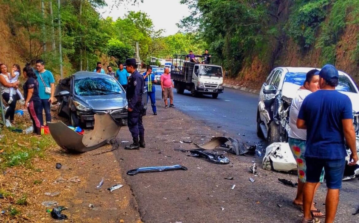 Triple accidente vial en San Vicente