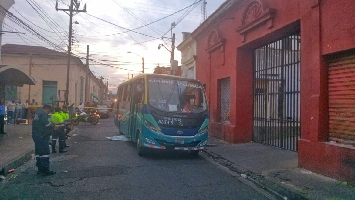 Hombre muere atropellado por un microbús en Santa Ana